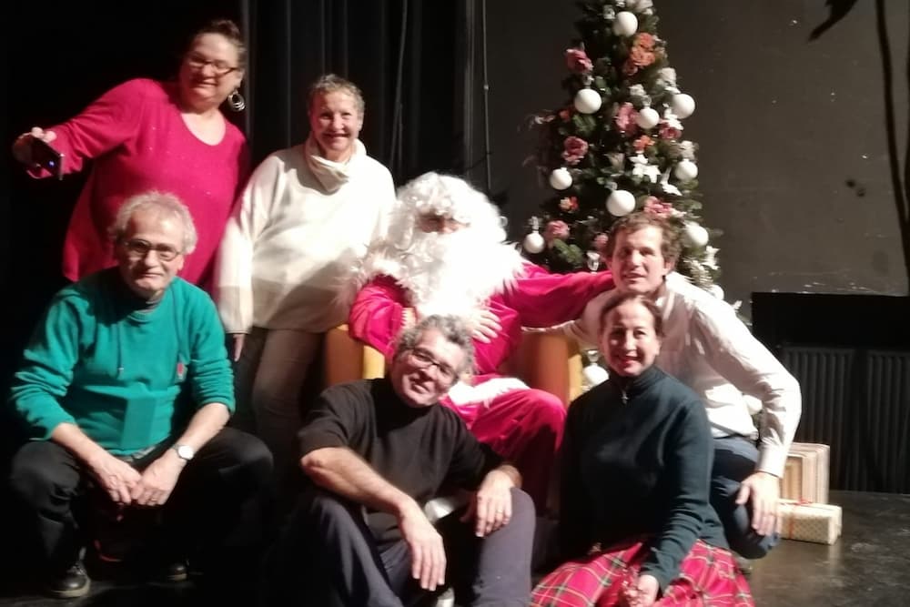 des membres du bureau prennent la pose avec le Père Noël lors de la fête de Noël
