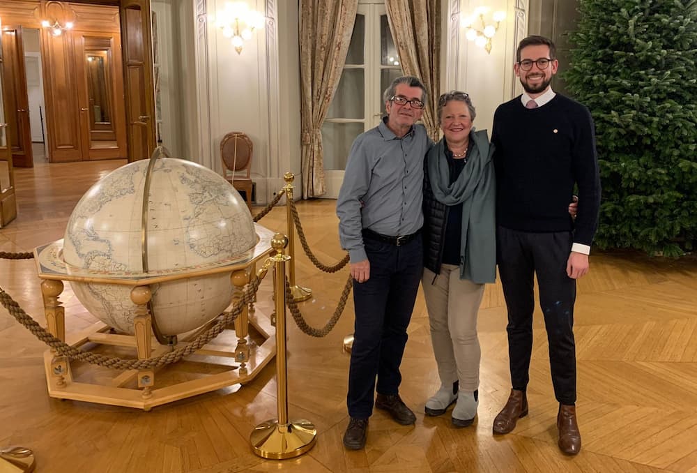 nos conseillers consulaires et notre présidente prennent la pose à l'ambassade entre le globe en bois et le sapin de Noël
