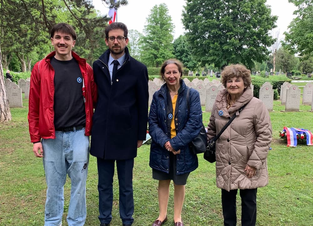 des membres du bureau prennent la pose lors d'une cérémonie du souvenir au cimetière militaire
